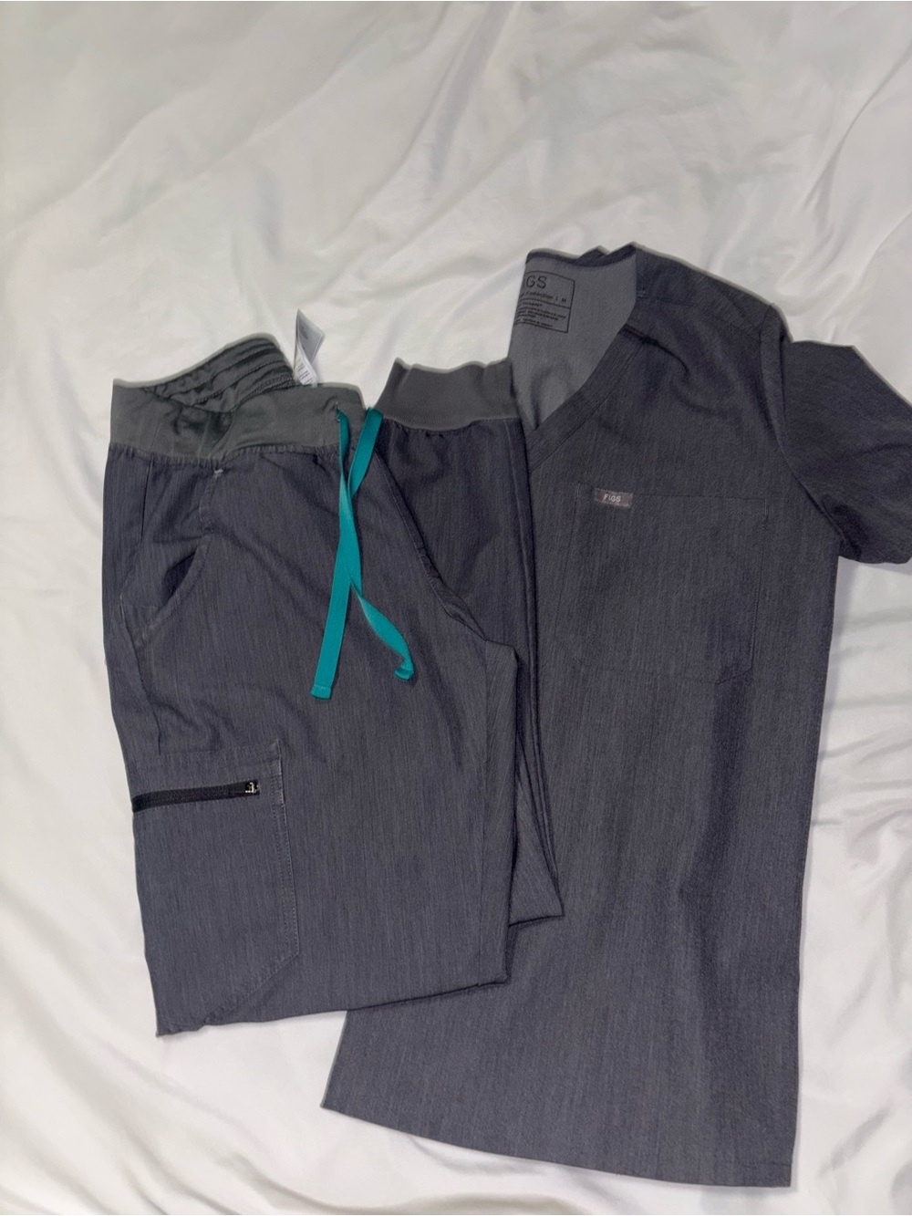 Women’s FIGS set in charcoal . PO#4909. Price is for set!! Size Small